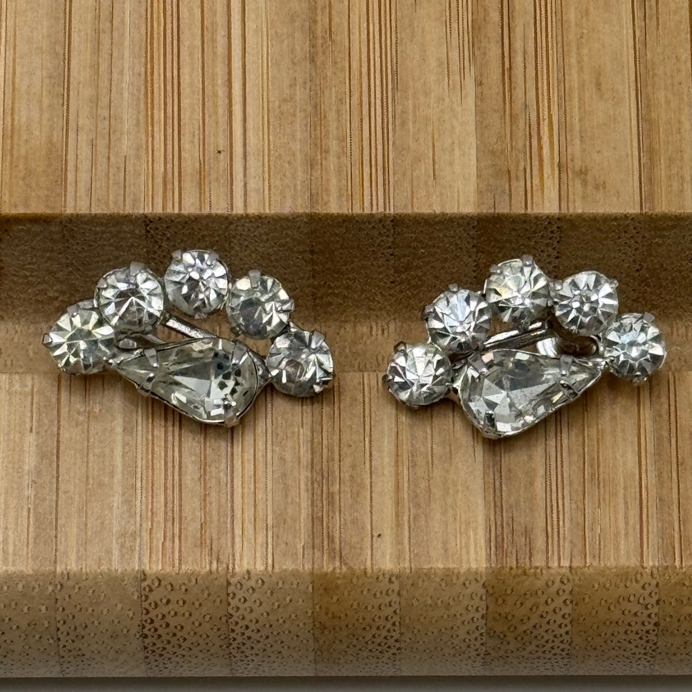 Continental Vtg Sparkling Crystal screw back Earrings